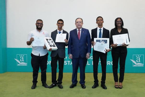 Imagen para: BCRD entrega premios a los ‘Economistas del Futuro’: un impulso a la investigación económica nacional