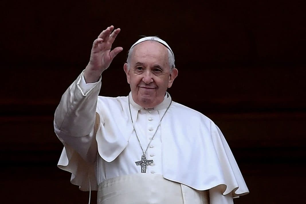 El papa iniciará su viaje a las Islas Canarias con inmigrantes y sus "ángeles del océano"